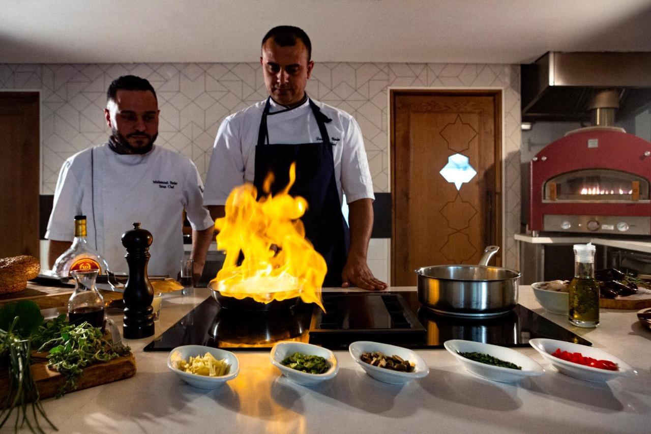 The American Colony Hotel - Small Luxury Hotels Of The World Baitulmaqdis Luaran gambar A chef flambées a dish
