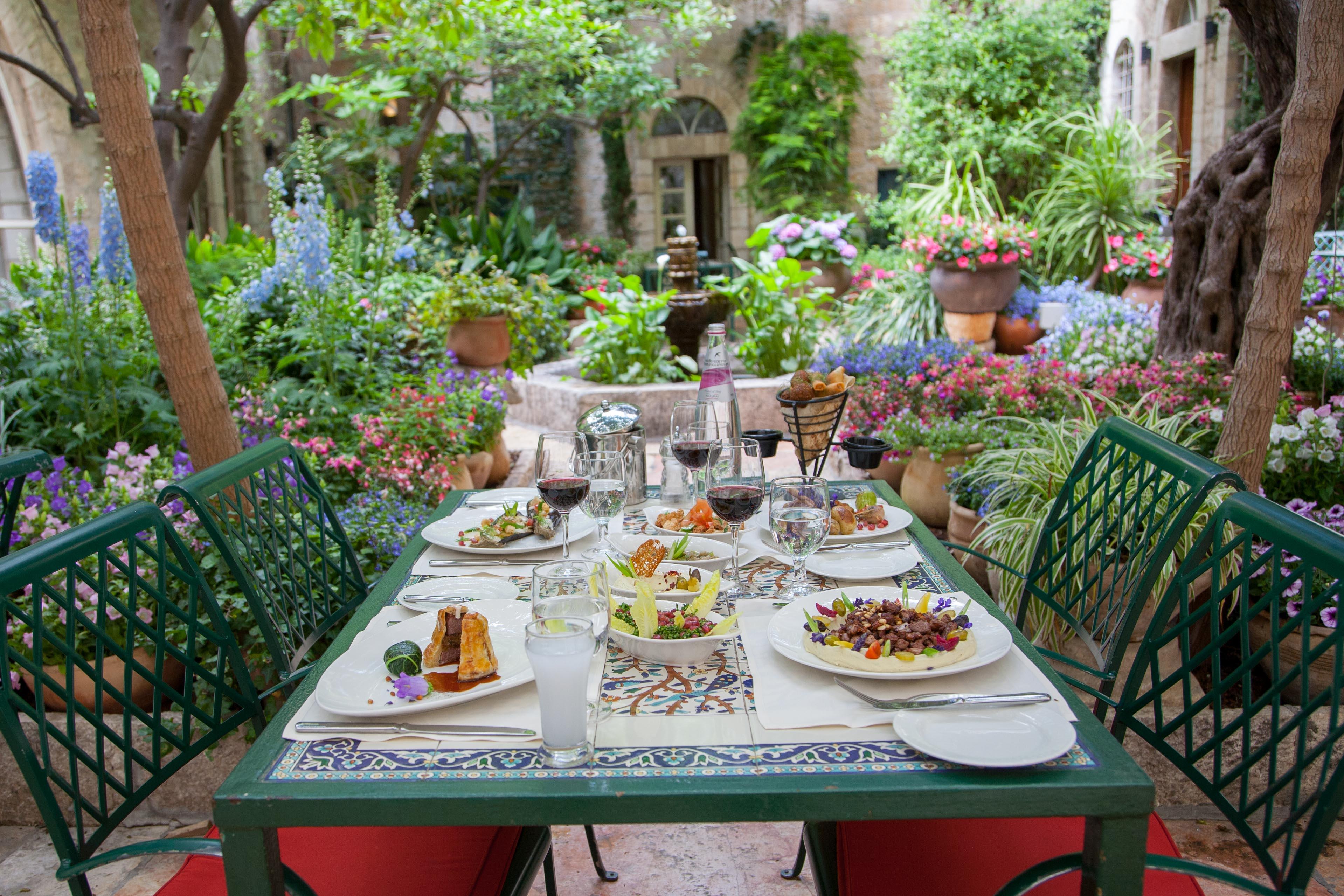 The American Colony Hotel - Small Luxury Hotels Of The World Baitulmaqdis Luaran gambar A table set for dinner