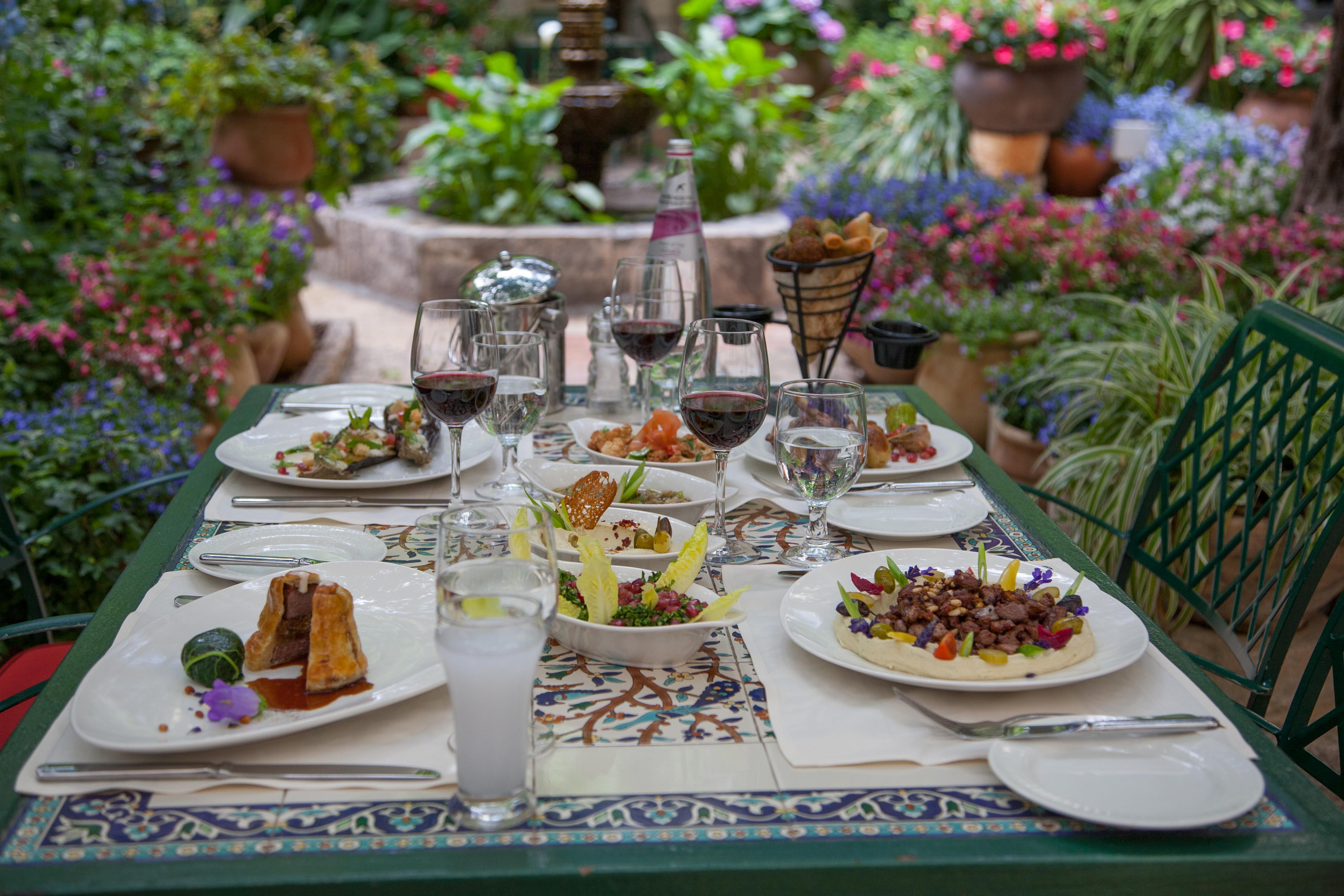 The American Colony Hotel - Small Luxury Hotels Of The World Baitulmaqdis Luaran gambar A table at the restaurant