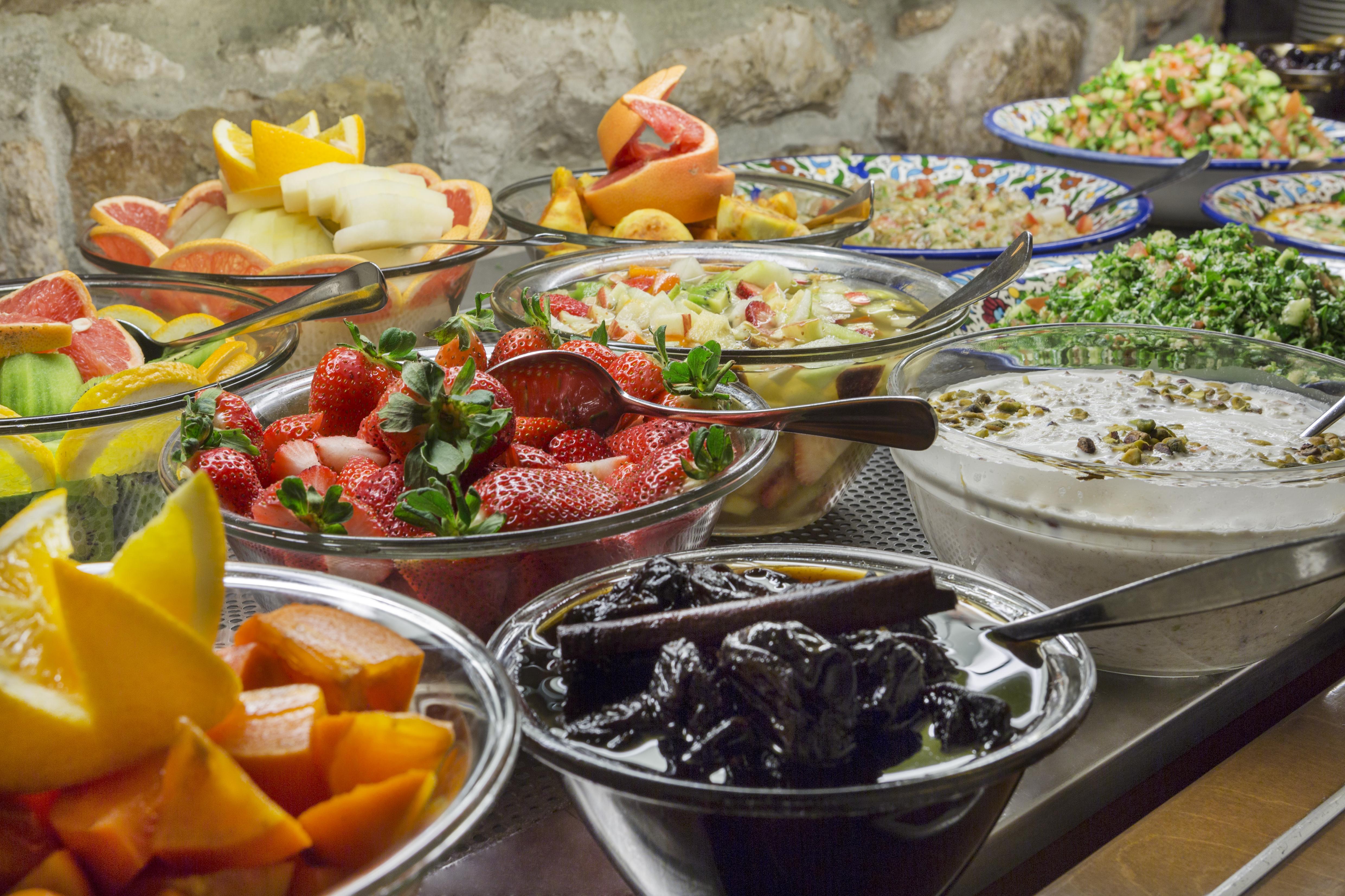 The American Colony Hotel - Small Luxury Hotels Of The World Baitulmaqdis Luaran gambar A selection of Israeli salads